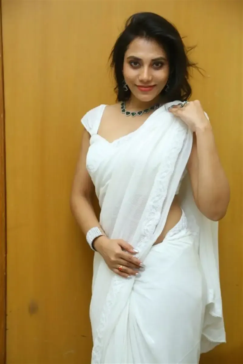 INDIAN ACTRESS MADHUMITHA IN SLEEVELESS WHITE SAREE 5